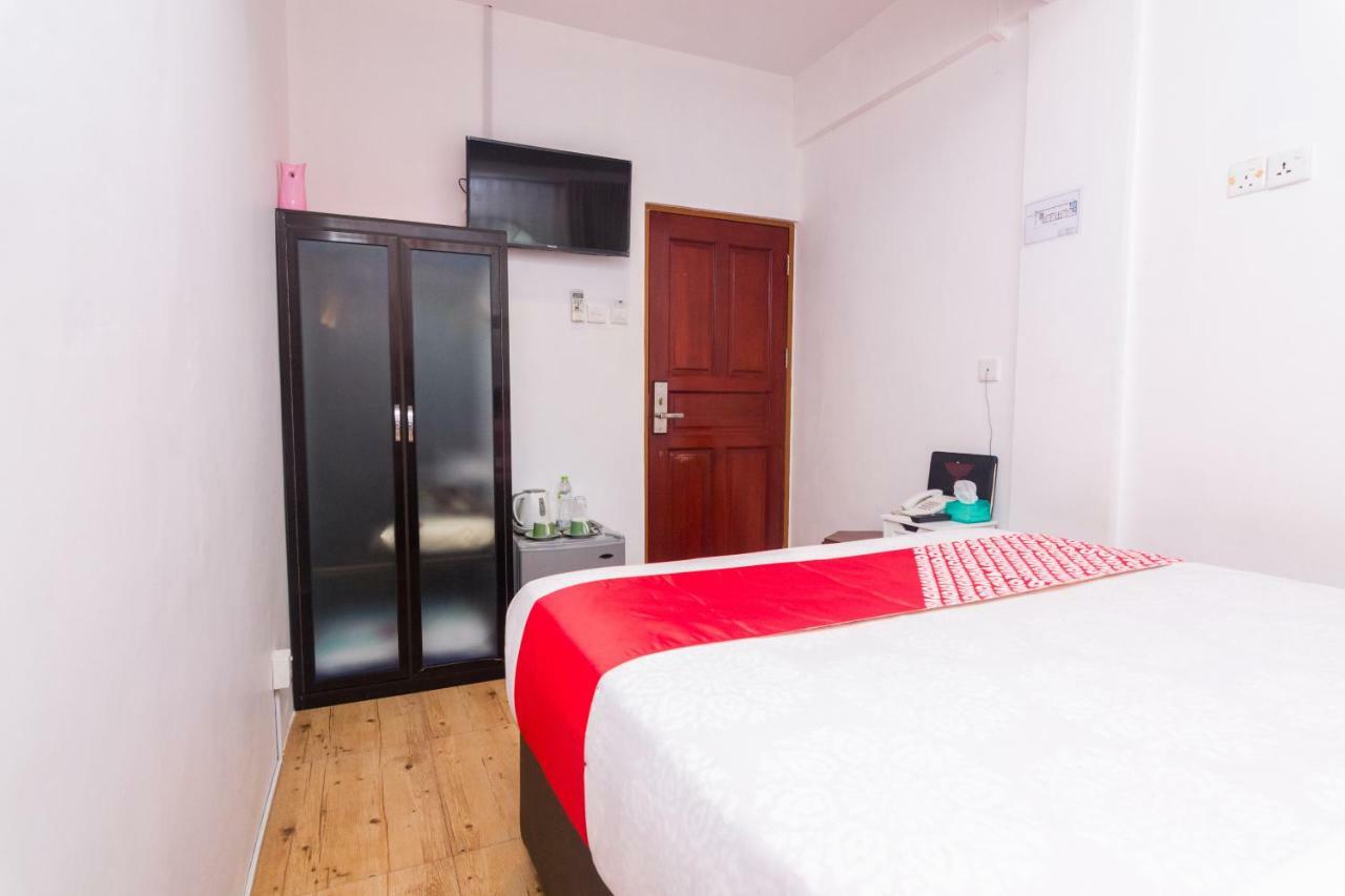 Vaccinated Staff - Oyo 1771 Zeke Hotel Batam Exterior photo