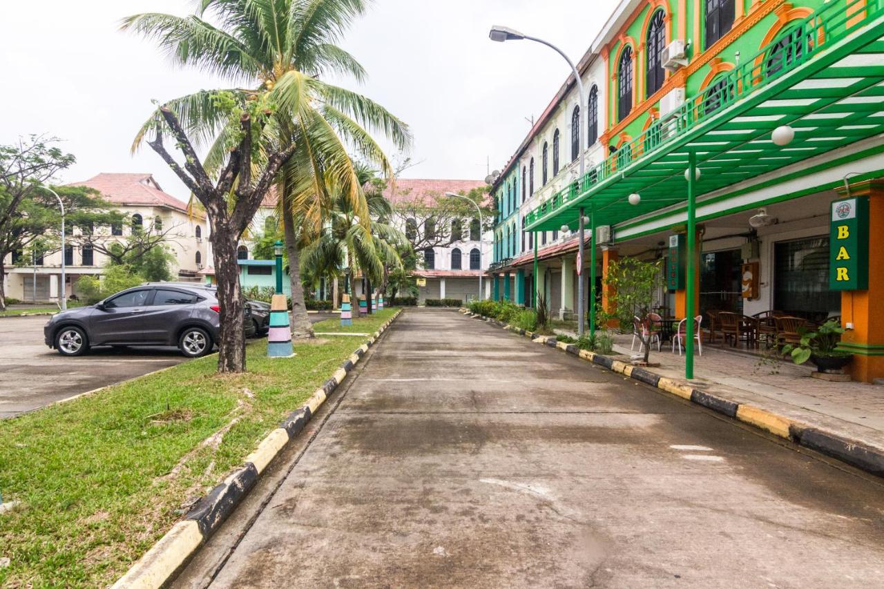 Vaccinated Staff - Oyo 1771 Zeke Hotel Batam Exterior photo
